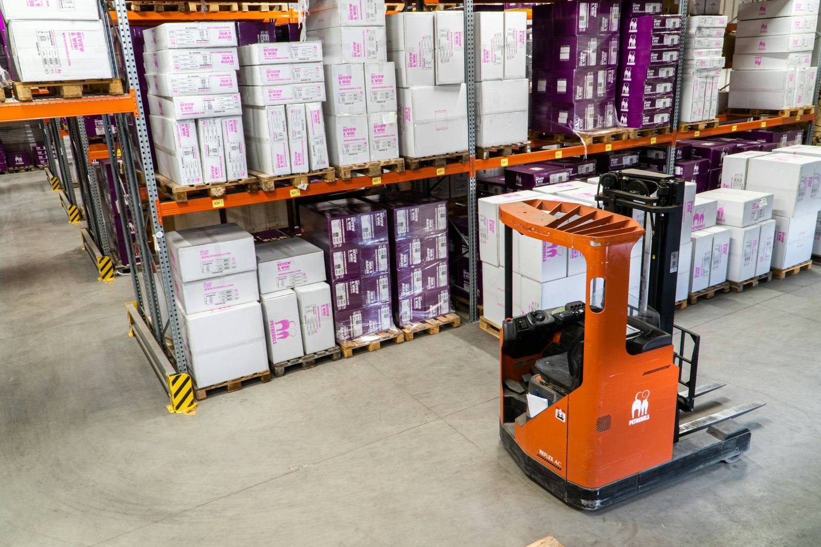 Palletdozen op pallets in magazijn